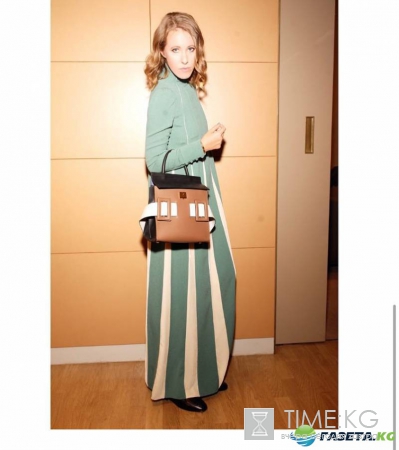 Ксению Собчак раскритиковали за жирное пятно на фото в платье от Valentino