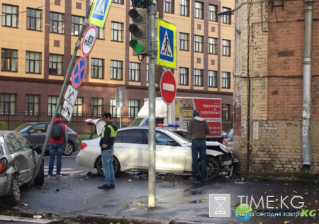 В Санкт-Петербурге иномарка влетела в жилой дом