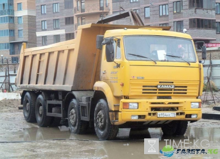 В Твери самосвал провалился под асфальт