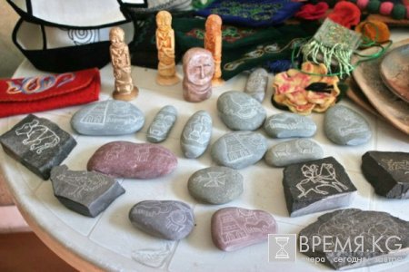 Туристические фирмы, предлагая иностранцам однодневные туры, часто сталкиваются с просьбой показать исторические места. Туристические фирмы, предлагая иностранцам однодневные туры, часто сталкиваются с просьбой показать исторические места.