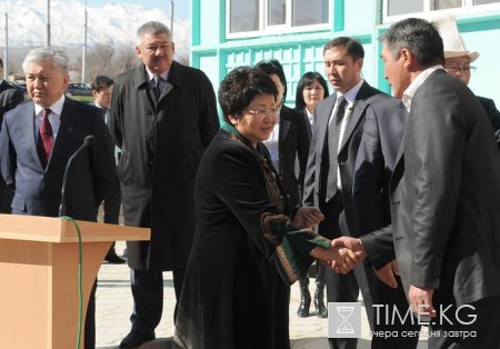 Роза Отунбаева приняла участие в церемонии вручения жилищных сертификатов пострадавшим и семьям погибших.