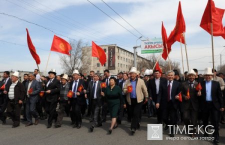 Президент Роза Отунбаева приняла участие в митинге-реквиеме возле здания “Форум” Президент Роза Отунбаева приняла участие в митинге-реквиеме возле здания “Форум”