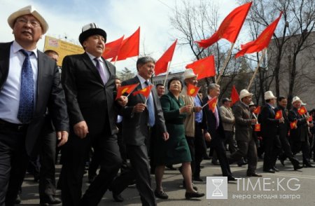 Президент Роза Отунбаева приняла участие в митинге-реквиеме возле здания “Форум” Президент Роза Отунбаева приняла участие в митинге-реквиеме возле здания “Форум”