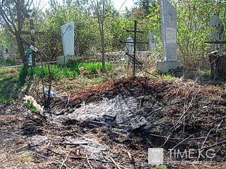 Неделю назад,на Юго-Западном кладбище в Бишкеке сгорели десятки могил.