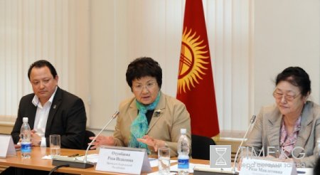 Президент Р.Отунбаева предложила приглашать на заседания ОНС при Минздраве аспирантов и соискателей Президент Р.Отунбаева предложила приглашать на заседания ОНС при Минздраве аспирантов и соискателей