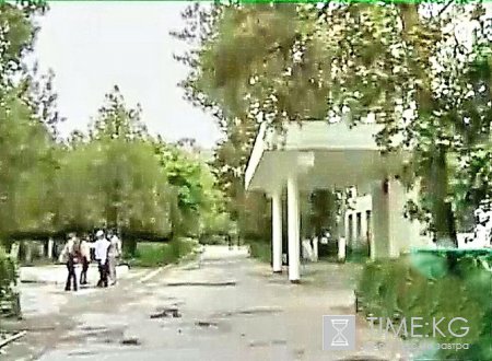 В Бишкеке спецслужбы обезвредили самодельное взрывное устройство, найденное во дворе школы В Бишкеке спецслужбы обезвредили самодельное взрывное устройство, найденное во дворе школы