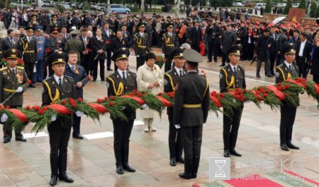 Президент Роза Отунбаева приняла участие в митинге-реквиеме, посвященном 66 - годовщине Великой Победы