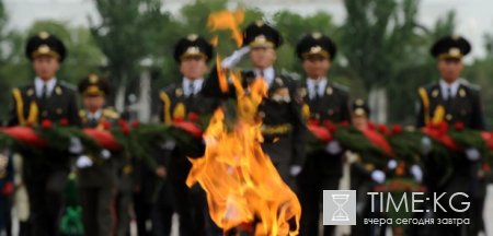 Президент Роза Отунбаева приняла участие в митинге-реквиеме, посвященном 66 - годовщине Великой Победы