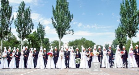 В Кыргызстане одновременно поженились 20 пар В Кыргызстане одновременно поженились 20 пар