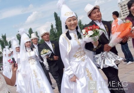 В Кыргызстане одновременно поженились 20 пар В Кыргызстане одновременно поженились 20 пар