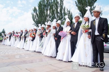 В Кыргызстане одновременно поженились 20 пар