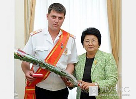 Президент Кыргызстана вручила медали «Эрдик» сотрудникам ДПС, спасшим 9 человек Президент Кыргызстана вручила медали «Эрдик» сотрудникам ДПС, спасшим 9 человек
