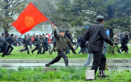 Причину кровопролитий в Кыргызстане суеверно усмотрели в красном флаге Причину кровопролитий в Кыргызстане суеверно усмотрели в красном флаге