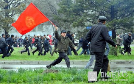 Причину кровопролитий в Кыргызстане суеверно усмотрели в красном флаге