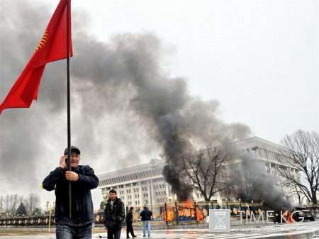 Причину кровопролитий в Кыргызстане суеверно усмотрели в красном флаге