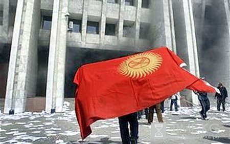 Причину кровопролитий в Кыргызстане суеверно усмотрели в красном флаге Причину кровопролитий в Кыргызстане суеверно усмотрели в красном флаге