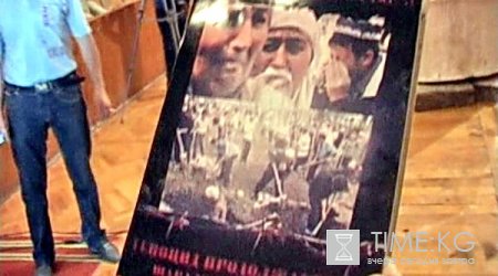 Жители Оша демонстративно сожгли книгу «Час шакала: философия жестокости». Жители Оша демонстративно сожгли книгу «Час шакала: философия жестокости».