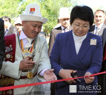 Президент Роза Отунбаева приняла участие в торжественных мероприятиях, посвященных 90-летию средней школы им.Б.Юнусалиева