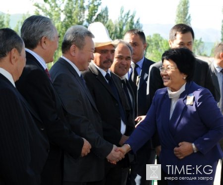 Президент Роза Отунбаева приняла участие в торжественных мероприятиях, посвященных 90-летию средней школы им.Б.Юнусалиева