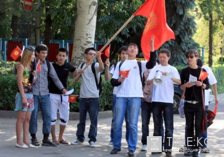 В Кыргызстане гражданские активисты провели акцию против смены государственной символики