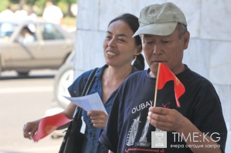 В Кыргызстане гражданские активисты провели акцию против смены государственной символики