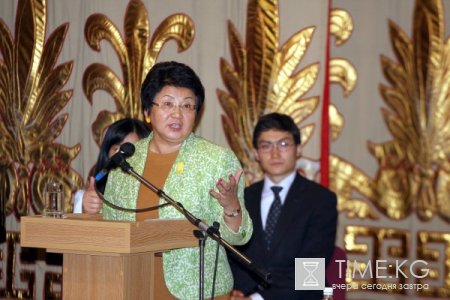 Президент КР вручила сертификаты слушателям программы повышения квалификации госслужащих Президент КР вручила сертификаты слушателям программы повышения квалификации госслужащих