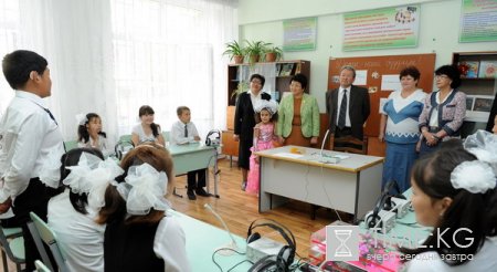 Президент Роза Отунбаева поздравила с Международным днем защиты детей учащихся специализированной школы-интерната