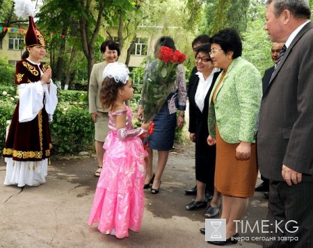 Президент Роза Отунбаева поздравила с Международным днем защиты детей учащихся специализированной школы-интерната