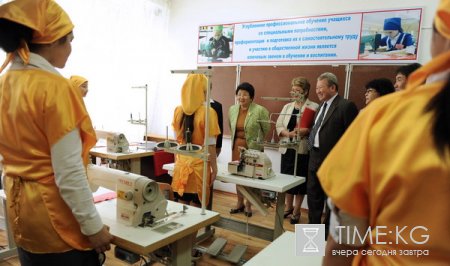 Президент Роза Отунбаева поздравила с Международным днем защиты детей учащихся специализированной школы-интерната