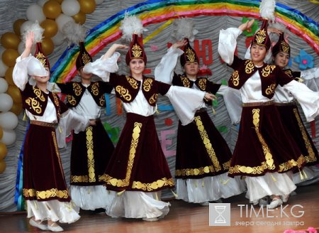 Президент Роза Отунбаева поздравила с Международным днем защиты детей учащихся специализированной школы-интерната