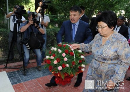 Президент Роза Отунбаева: Мы должны усвоить уроки трагических событий и широко распространять идею толерантности.