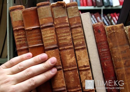 Все заняты политикой. Кыргызское общество сегодня политизировано как никогда. Не до культуры.