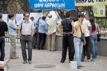 В Бишкеке перед «Белым домом» проходит митинг против коррумпированных судей