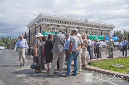 В Бишкеке перед «Белым домом» проходит митинг против коррумпированных судей