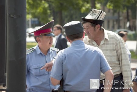 В Бишкеке перед «Белым домом» проходит митинг против коррумпированных судей