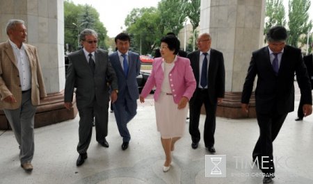 Президент Роза Отунбаева: Драматургия Бексултана Жакиева дала жизнь и второе дыхание кыргызскому театру Президент Роза Отунбаева: Драматургия Бексултана Жакиева дала жизнь и второе дыхание кыргызскому театру