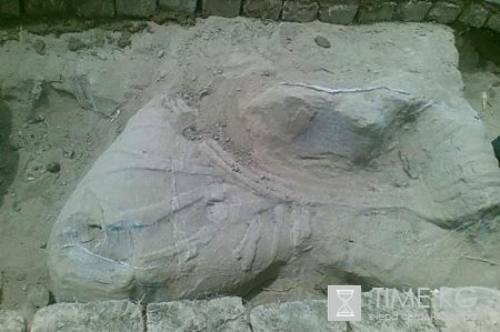 Статуя Будды, найденная в развалинах древнего города Невакет одна из крупнейших на севере Средней Азии Статуя Будды, найденная в развалинах древнего города Невакет одна из крупнейших на севере Средней Азии