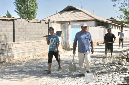Общественные работы помогают кыргызстанцам выживать Общественные работы помогают кыргызстанцам выживать