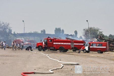 Взрыв на складе пиротехники в Бишкеке вызвал крупный пожар. Взрыв на складе пиротехники в Бишкеке вызвал крупный пожар.