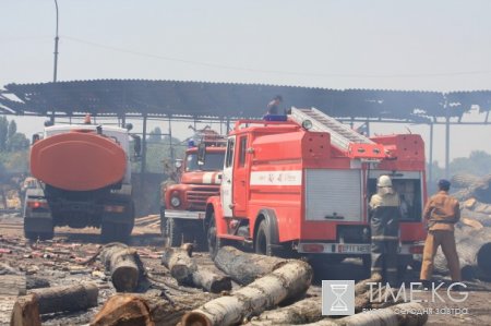 Взрыв на складе пиротехники в Бишкеке вызвал крупный пожар. Взрыв на складе пиротехники в Бишкеке вызвал крупный пожар.