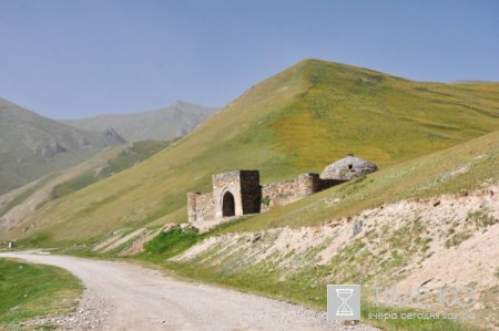 Караван-сарай XV в. — Таш-Рабат.