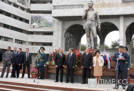 В Бишкеке открыли памятник писателю Чингизу Айтматову