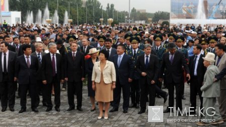 Президент Кыргызской Республики Роза Отунбаева приняла участие в торжественном открытии памятника народному писателю Чингизу Айтматову.