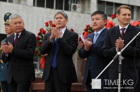 Президент Кыргызской Республики Роза Отунбаева приняла участие в торжественном открытии памятника народному писателю Чингизу Айтматову. Президент Кыргызской Республики Роза Отунбаева приняла участие в торжественном открытии памятника народному писателю Чингизу Айтматову.