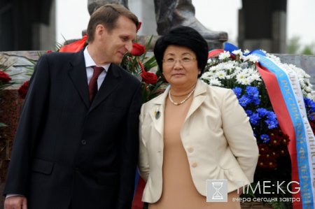 Президент Кыргызской Республики Роза Отунбаева приняла участие в торжественном открытии памятника народному писателю Чингизу Айтматову. Президент Кыргызской Республики Роза Отунбаева приняла участие в торжественном открытии памятника народному писателю Чингизу Айтматову.