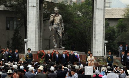 Президент Кыргызской Республики Роза Отунбаева приняла участие в торжественном открытии памятника народному писателю Чингизу Айтматову. Президент Кыргызской Республики Роза Отунбаева приняла участие в торжественном открытии памятника народному писателю Чингизу Айтматову.