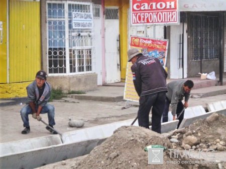 Каракольские предприниматели недовольны тем, что дорожники перекрывают подъездные пути к их торговым точкам