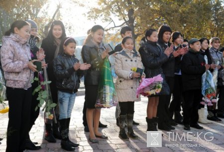 Аппарат Президента Кыргызской Республики распахнул свои двери перед школьниками Аппарат Президента Кыргызской Республики распахнул свои двери перед школьниками