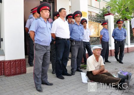 На бросавших камни в белорусское посольство возбуждено уголовное дело