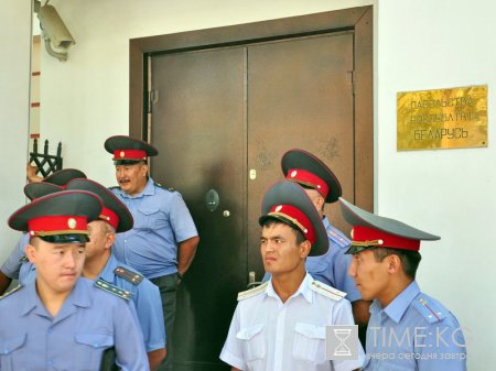 На бросавших камни в белорусское посольство возбуждено уголовное дело